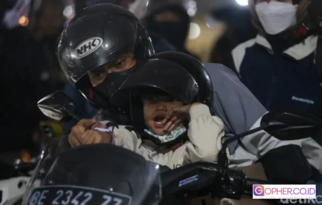 ekspresi anak-anak mudik naik motor