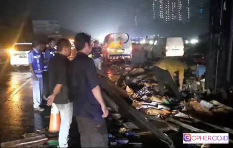 kecelakaan mobil boks tol jagorawi