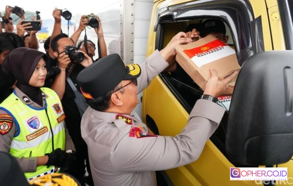Wakapolri Bagikan Bingkisan ke Pemudik